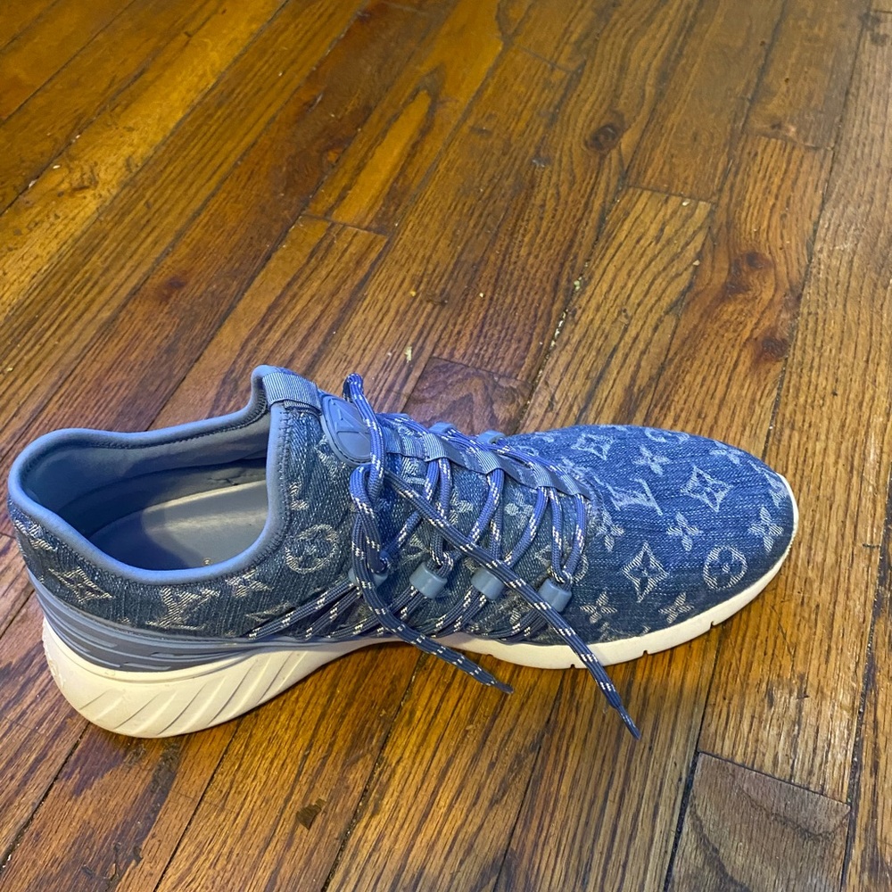 Louis Vuitton. Size 11, blue/white